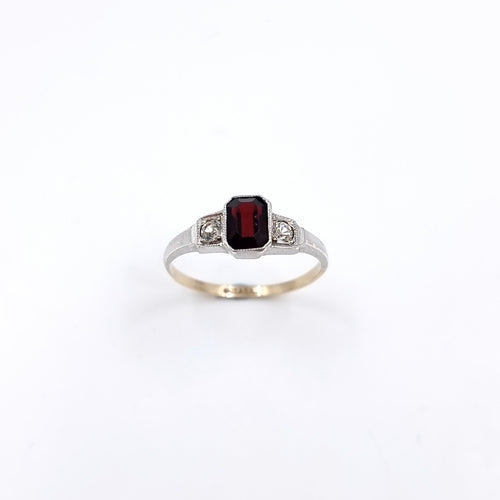Garnet 9ct gold ring