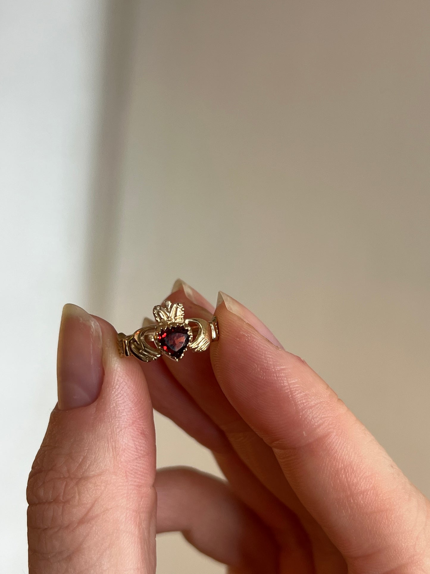 Claddagh ring in 9ct gold with Garnet heart