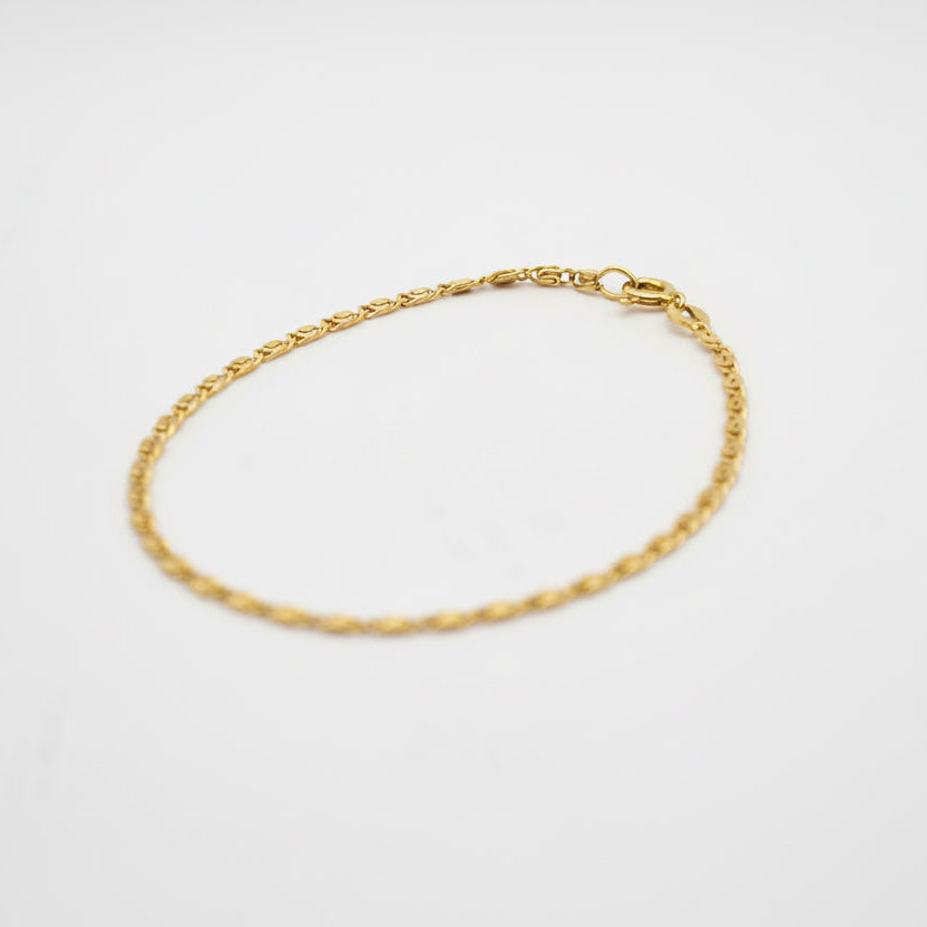 Delicate wheat chain bracelet in 18ct gold