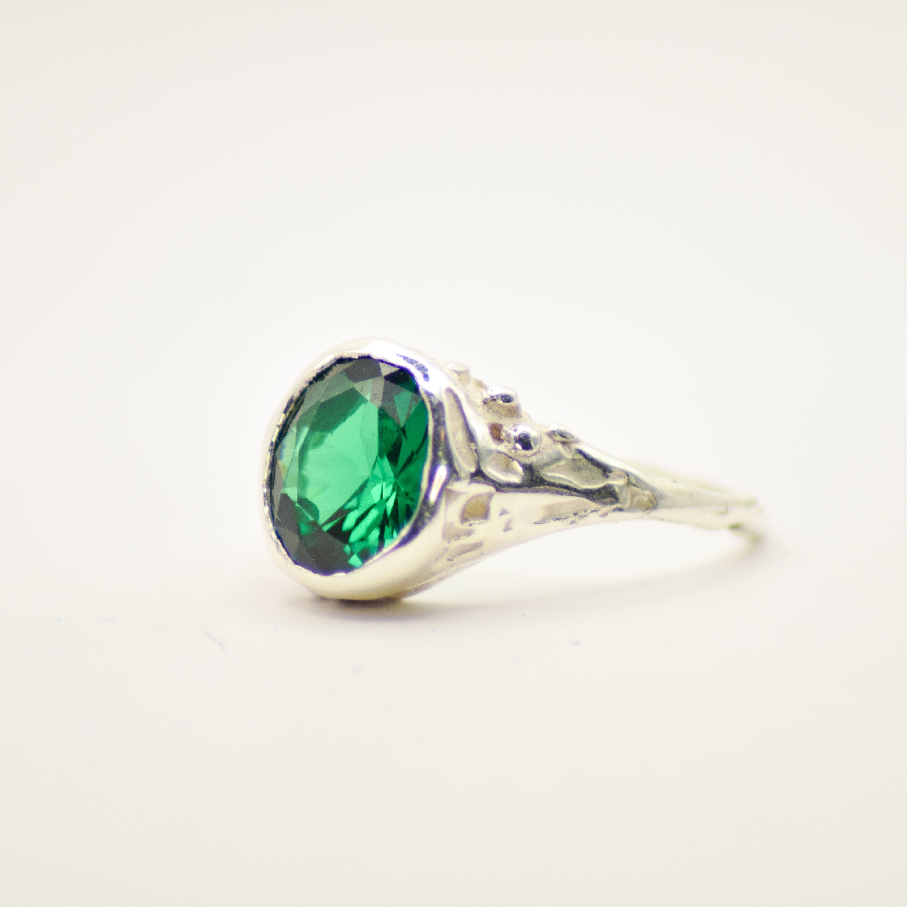 Emerald seaweed ring