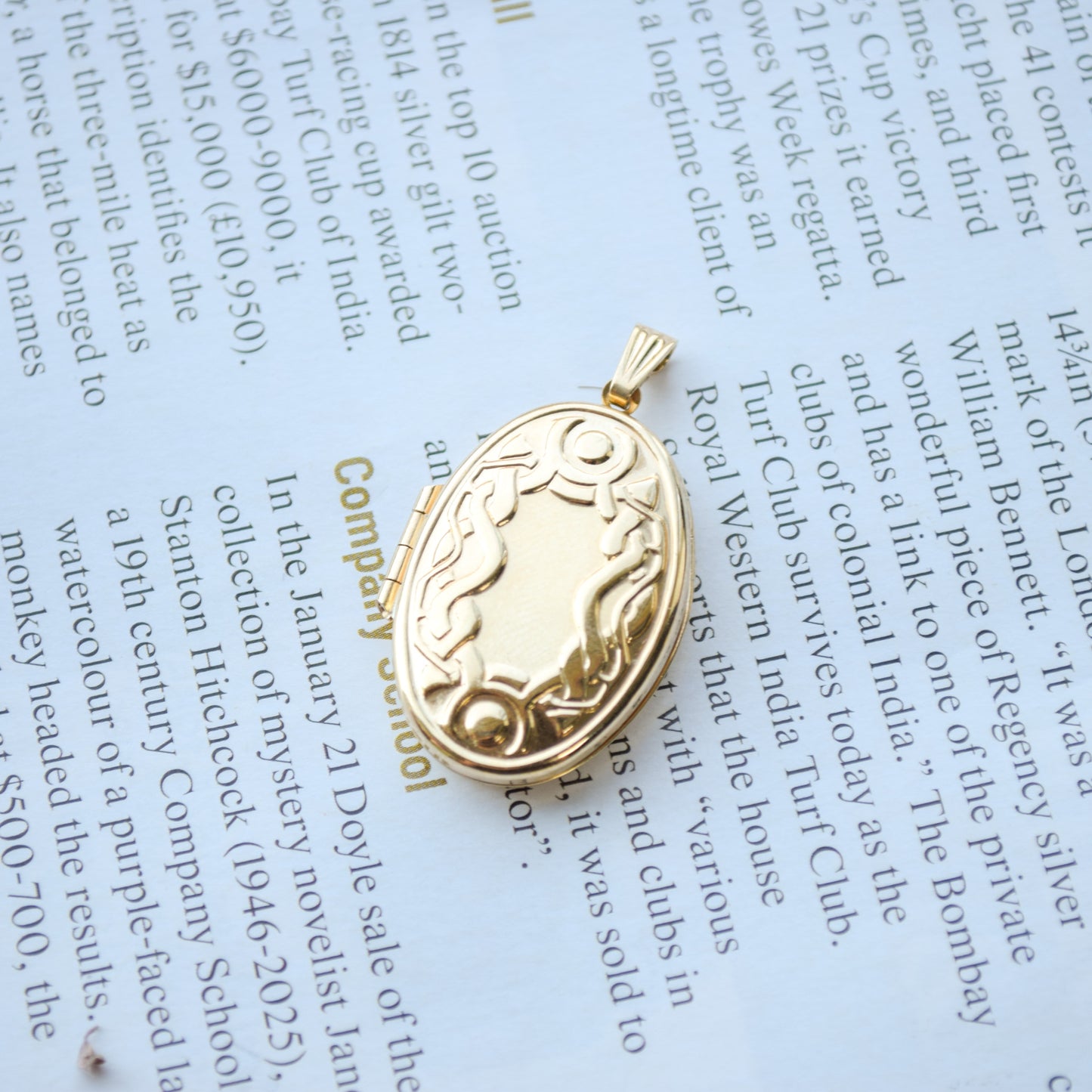 9ct yellow gold oval locket