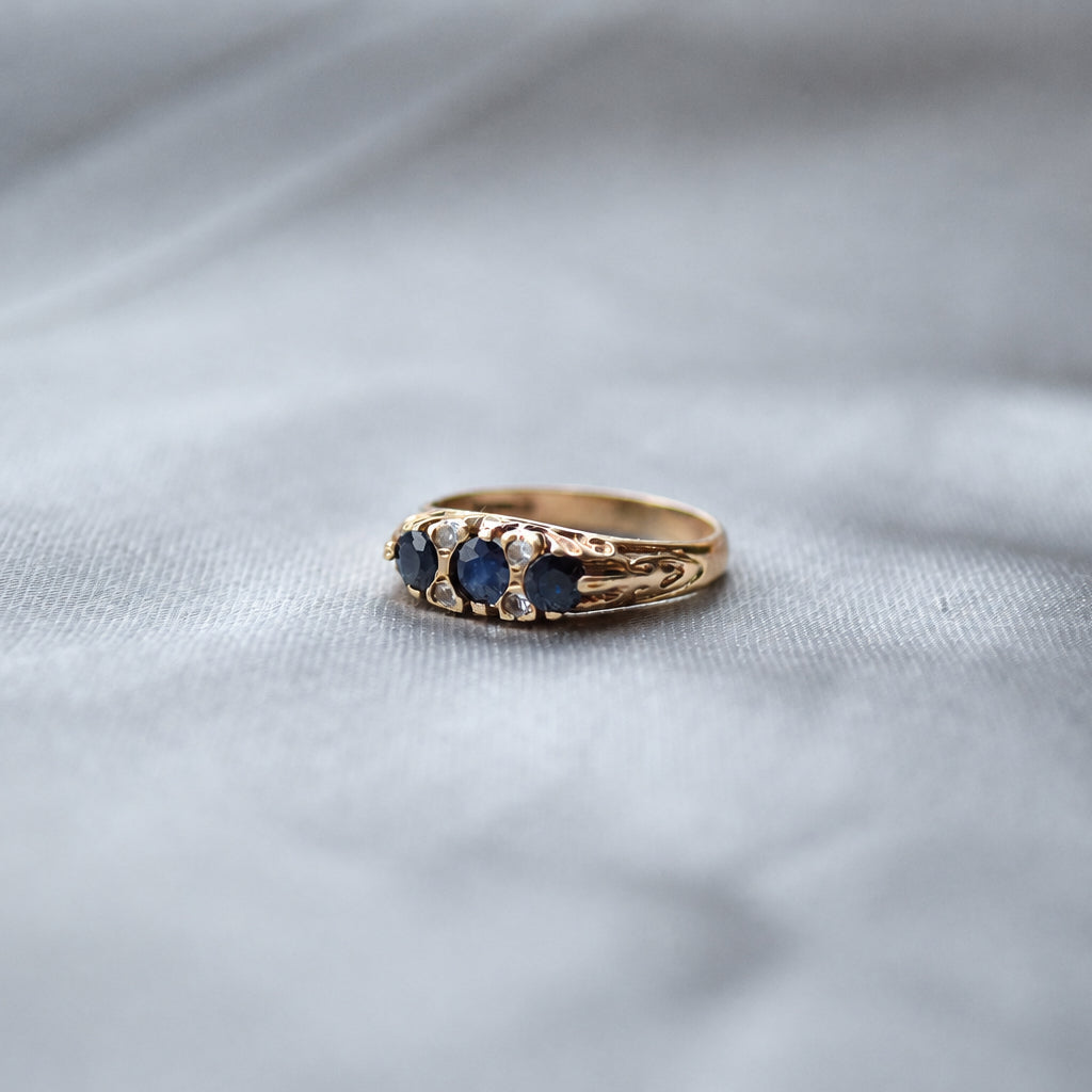 Antique sapphire 9ct gold ring