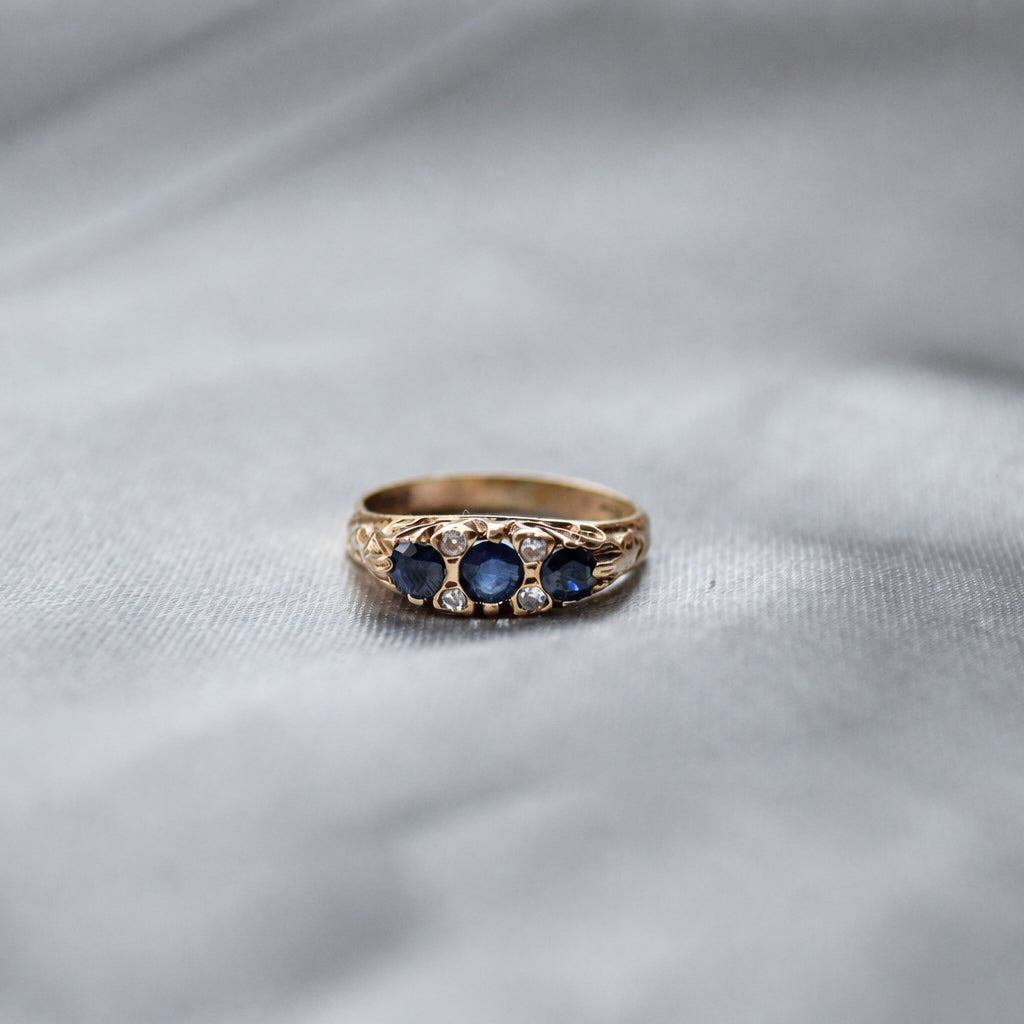 Antique sapphire 9ct gold ring