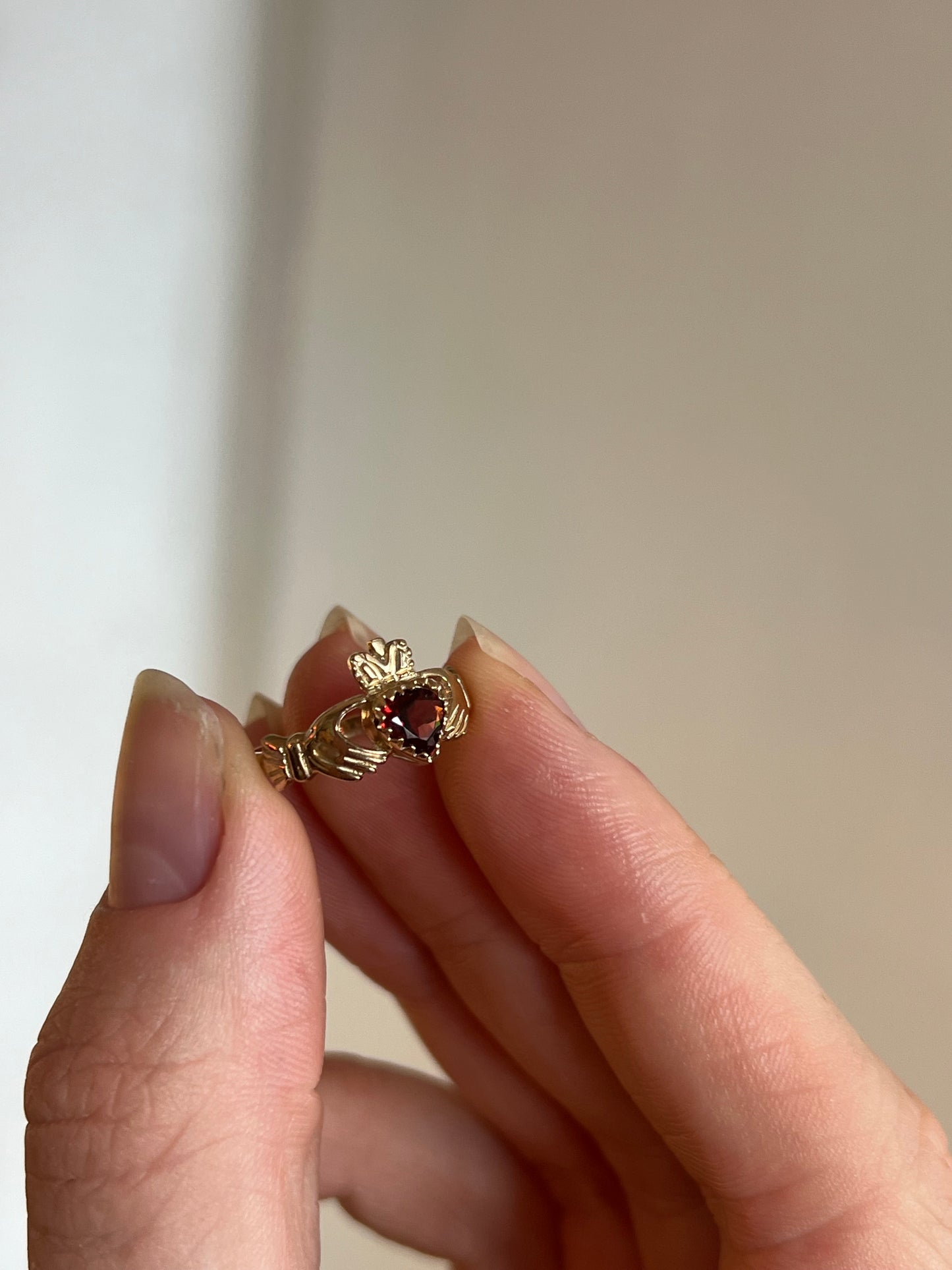 Claddagh ring in 9ct gold with Garnet heart